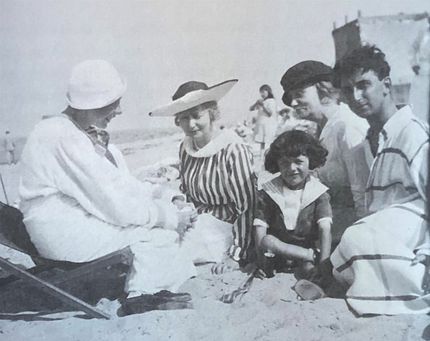 Familjen Grünewald med några nyvunna vänner på stranden, 1917.