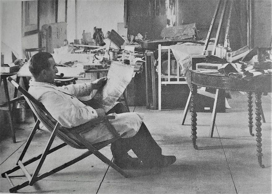 Isaac i ateljén på Katarinavägen i början av 1930-talet.