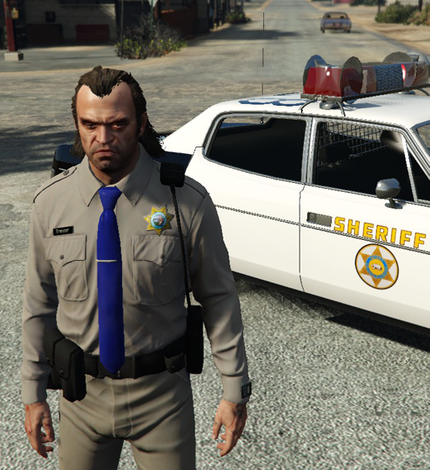 En bister polis från California Hichway Patrol kom mot oss.