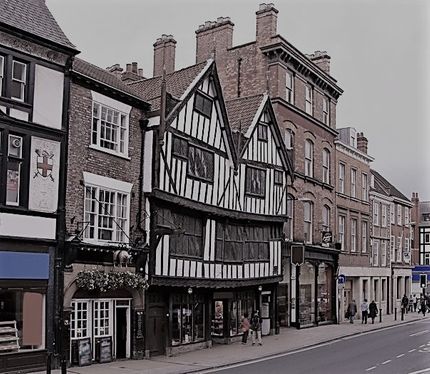 En typisk engelsk småstad med torget i mitten.