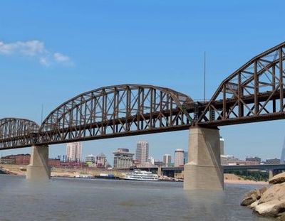 Eftersom St Louis finns på båda sidor finns det flera broar.