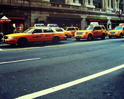 De gula taxibilarna glodde medlidsamt på oss.