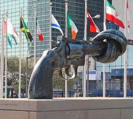 Reuterswärds hopknutna revolver vaktar FN-skrapan.