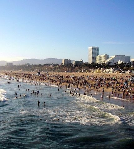 På andrasidan Ocean Avenue ligger Santa Monica Beach.