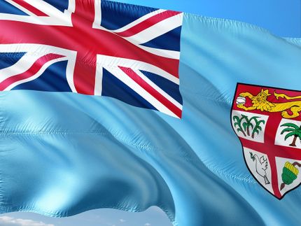 Fiji blev självständigt först 1970. Då ändrades symbolen till höger.