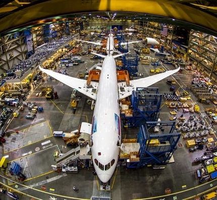 Boeing Commercal heter det idag. Här monterar man de stora planen.