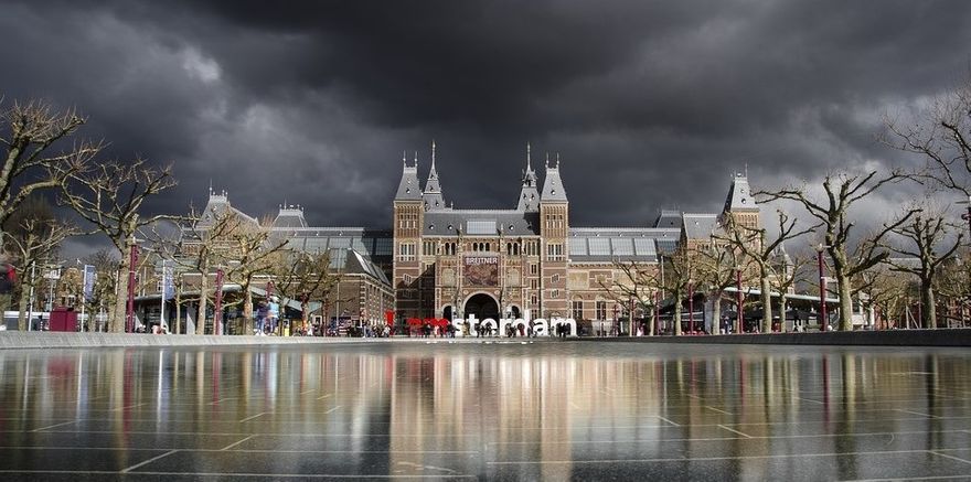 Rijksmuseet i Amsterdam. En imponerande byggnad med konst av bl a Rembrandt.