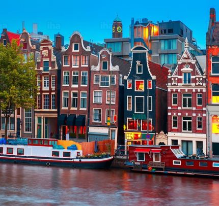 Amsterdam med sina pittoreska hus, kanaler och broar.