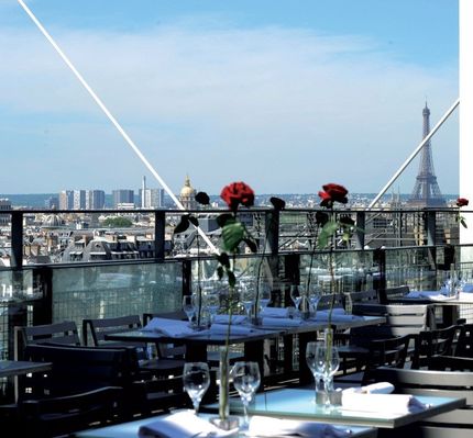 Restaurant Georges på takterrassen till Place Pompidou. Ät och njut!