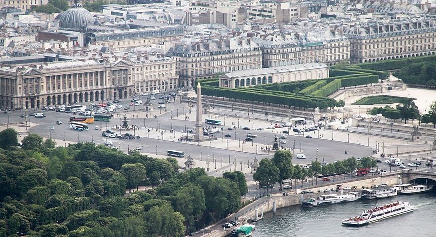 Place de la Concorde i ena änden av Champs Elysees.