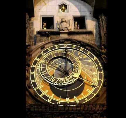 Astronomiska uret på rådhuset. Varje timme visas apostlarna ovanför.
