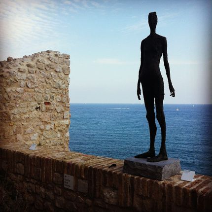 Statyer av Gemaine Richier blickar ut mot Medelhavet.