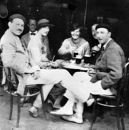 Hemingway med sina sina närmaste vänner på cafe´.