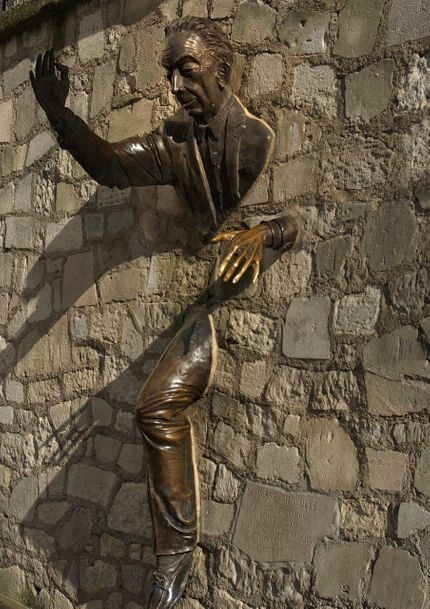 Skulptören bakom bronsstatyn heter Jean Marais.