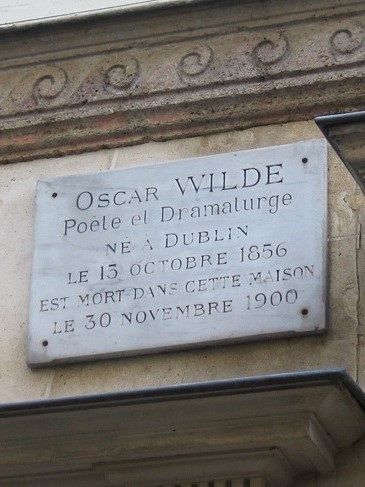 På husväggen utanför hotellet finns en skylt som minns Oscar Wilde.