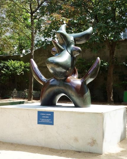 Miró tillägnade sin bortgågne vän Robert Desnos en staty. 
