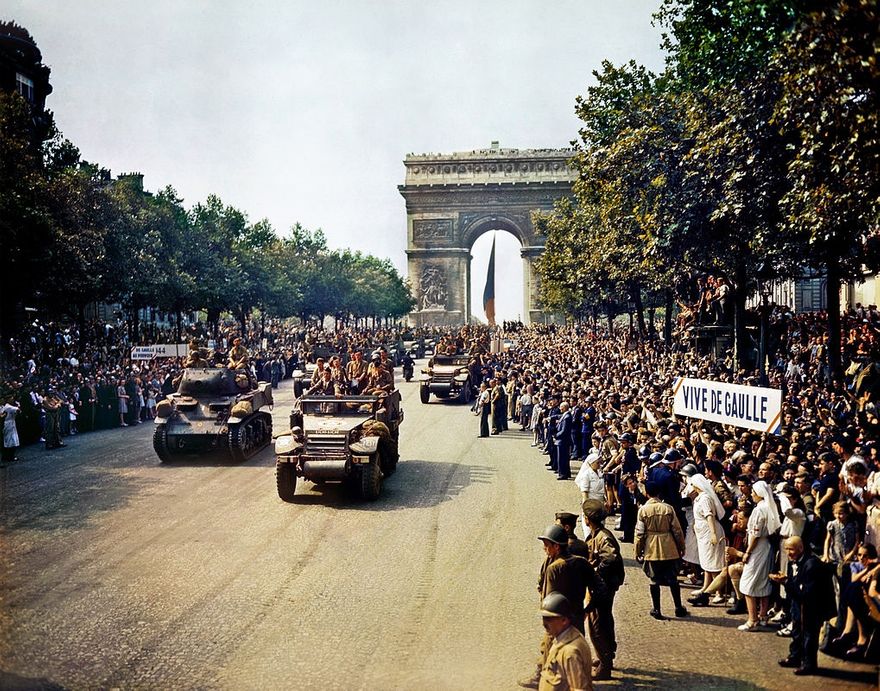 Glädjen var naturligtvis stor när de befriande trupperna med de Gaulle i täten defilerade på Champs Élysées.