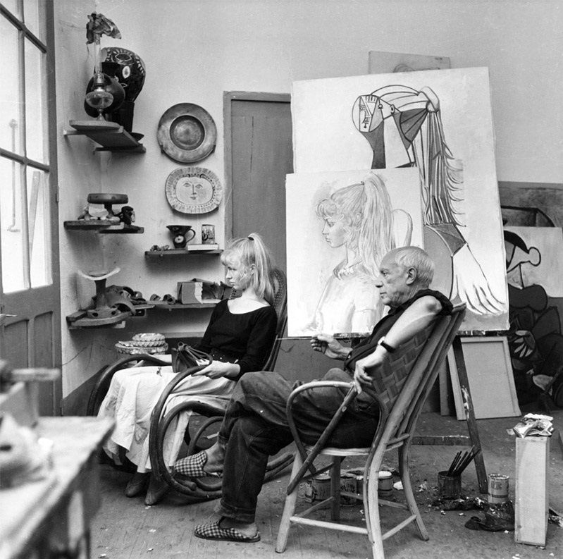Sylvette sitter modell i Picassos ateljé (1954).