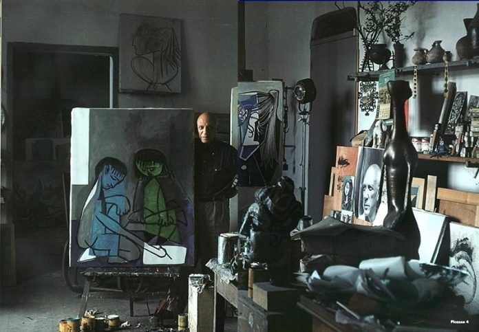 Picasso i sin ateljé.