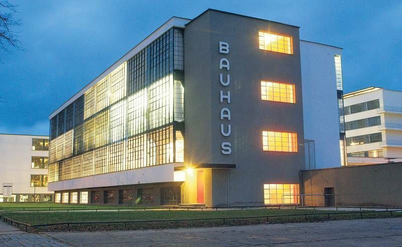 Bauhaus formgivning var en föregångare till funktionalism, både vad det gäller byggnader, möbler och annat (funkis). Byggnaden finns med på UNESCOs lista över världsarv.