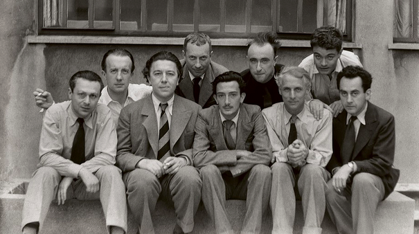 Surrealistgruppen 1930 (beskuret foto: Man Ray). Éluard, Arp, Tangey, Crevel, Tzara, Breton, Dali, Max Ernst och Man Ray.