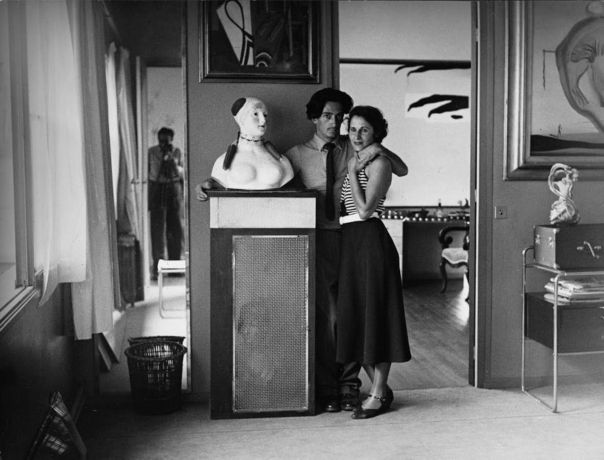 Brassaï fotograferade Dalí och Gala i deras ateljé/våning på Rue Gauguet, 1932.