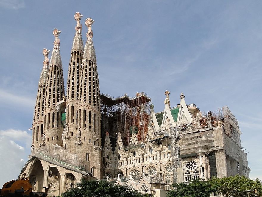 Antoni Gaudi är arkitetekten bakom den magnifika kyrkan Sagrade Familia i Barcelona. Den är ett av Spaniens främsta turistmål och känd för att aldrig bli färdigbyggd. Det är en komplicerad arkitektur och finansieringen utgörs bara av privata donationer och entréavgifter. Nu har man emellertid sagt att den ska så klar 2026, hundra år efter arkitektens död.