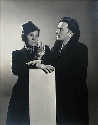 Dalí och Gala (av Man Ray). När Éluard och Gala hade skilt sig, och Éluard hade gift om sig med Nusch, så var det dags för Dalí och Galas äktenskap. De gifte sig borgligt i Paris den 30 januari 1934.