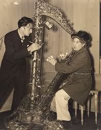 Dalís hälsning till Harpo Marx, med en harpa strängad med taggtråd, besvarades med ett foto där Harpos fingrar har bandage.