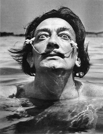 Dalí tar en simtur 1955.