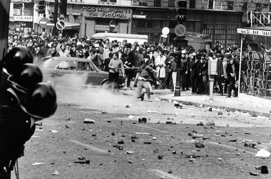 Från studentrevolten i Paris/Sorbonne i maj 1968. När det började hetta till ordentligt med kravaller och barrikader lämnade Dali och Gala Paris och reste hem till Port Lligat.
