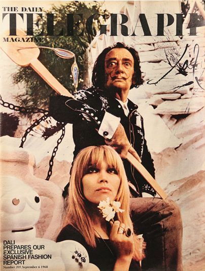 Det skulle inte dröja länge innan tidningarna hade basunerat ut det nya förhållandet mellan Salvador Dalí och Amanda Lear.