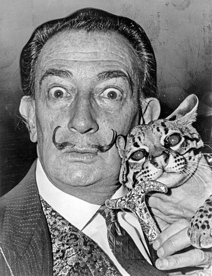 Salvador Dali med sin gosiga ozelot (1965).