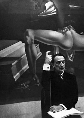 Dalí framför sin målning 