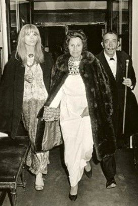 Amanda Lear, Gala och Dalí. Amanda påstår att hon inte fick några pengar av Dalí, det var Gala som betalade hennes resor och annat.