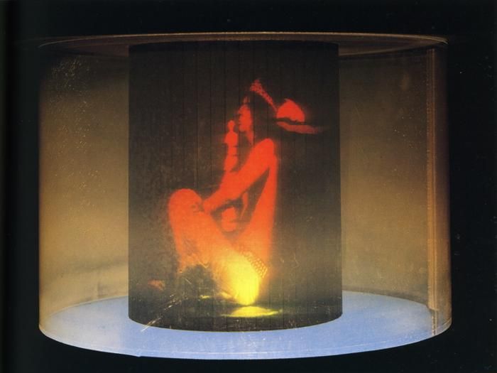 Det första cylindriska krono-hologrammet av Alice Coopers hjärna (1973). Alice Cooper var en känd skräckrockssångare.