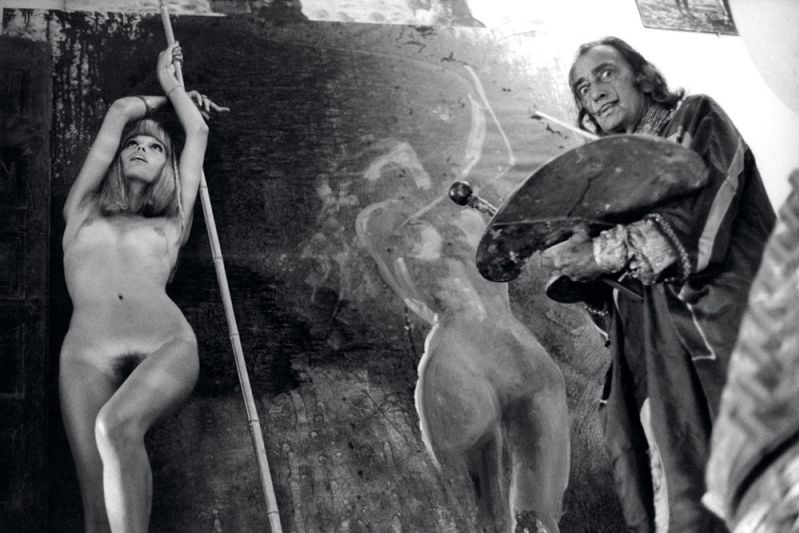 Salvlvador Dalí målar av Amanda Lear i sin ateljé.