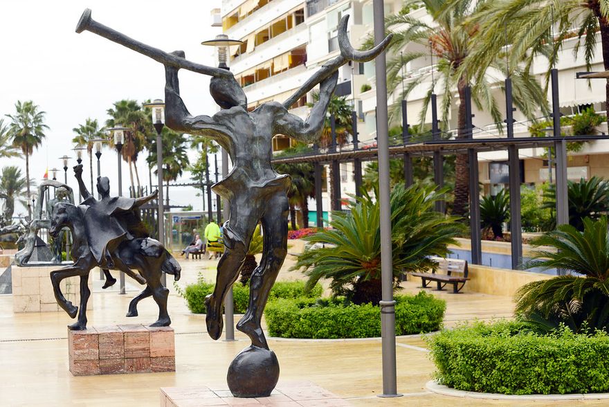 I Marbella finns ett helt gångstråk fyllt av Dalí-statyer (ett tiotal). Men man hittar dom lite varstans i världen: Singapore, London, Madrid, Andorra, Vancouver, Mexico City, Shanghai... Många av dom finns i flera exemplar. De flesta finns i både stor och liten skala.