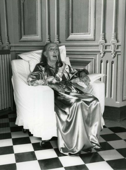Salvador Dalí, 1986. Foto: Helmut Newton för Vanity Fair Magazine.