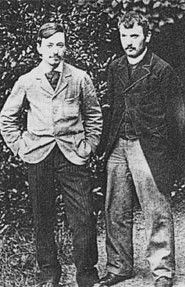 Simon Bussy och Eugène Martel bodde ihop på 41, Quai de Boubon på ön Île Saint-Louis. Det sägs att de två delade på ett par finbyxor och att de därför aldrig visade sig offentligt tillsammans.