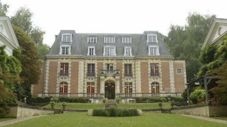 Château des Vives Eaux. Slottet hade en stor park med privata sjöar och kanaler som var förbunda med Seine så han kom ut med sin jakt. Förutom det här slottet ägde Huberts också andra egendomar, bland annat Château de Celeyran, i närheten av Narbonne på franska sydusten, som hade en egen vingård.