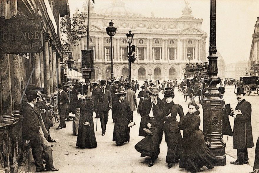 Place de l'Opéra, 1900. Under världsutställningen var det packat med folk överallt. Man räknade till 50 miljoner besökare.