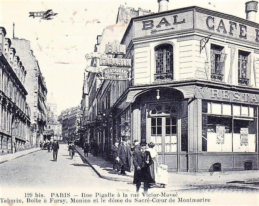 Korsningen Rue Victor Massé och Rue Pigalle med Sacré-Cœur i bakgrunden.