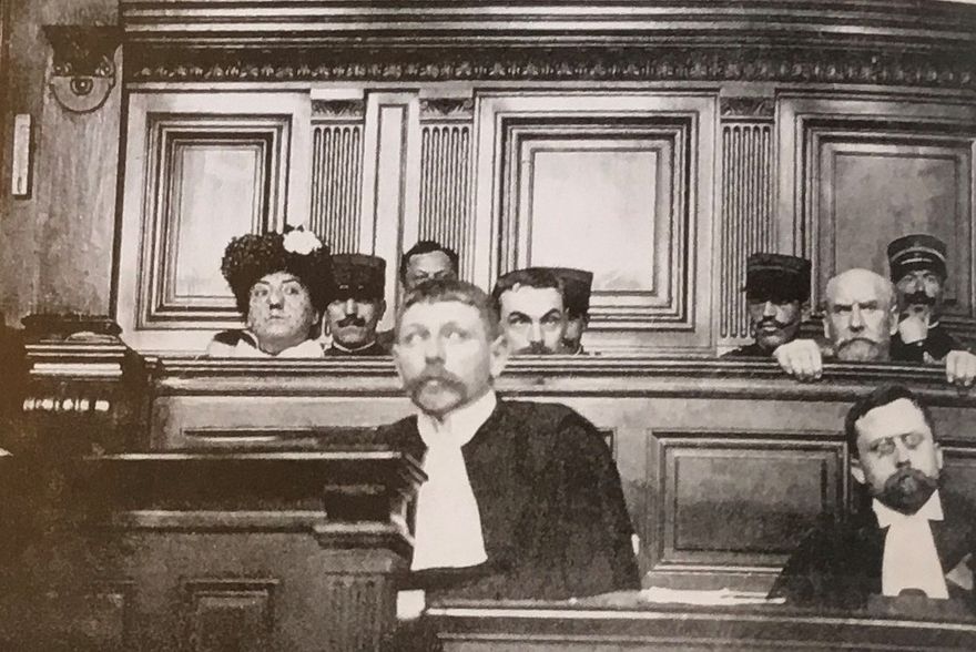 Makarna Humbert på de åtalades bänkrad (i mitten en av madame Humberts bröder).