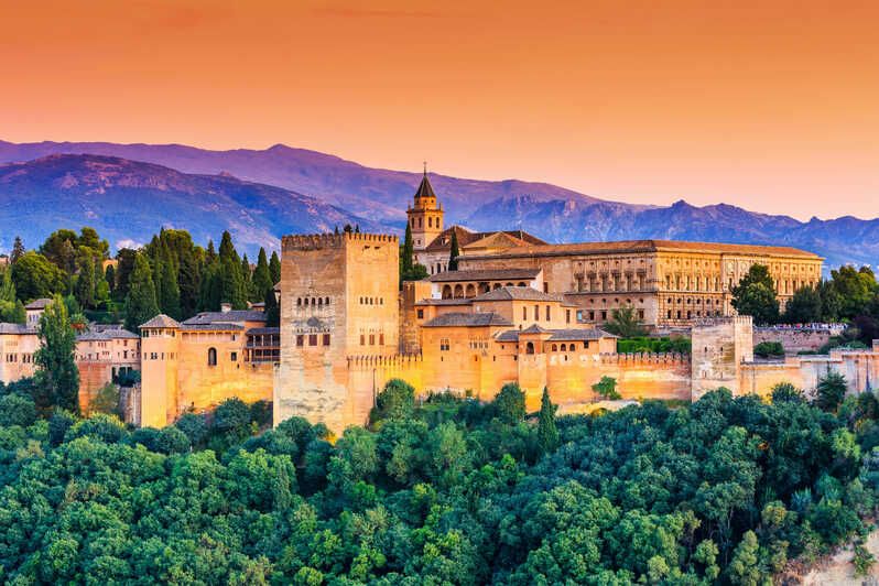 Alhambra är ett stort borg- och palatsområde på en höjd i Granada, som uppfördes på 1300-talet av en morisk dynasti.