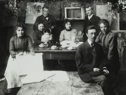 Kandinkys målarklass. Olga Meerson till vänster och Kandinsky sittande längs fram.