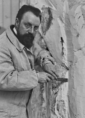 Matisse arbetar med sin skulptur 