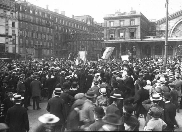 Mobiliserade parisare framför La gare de l'Est den andra augusti 1914.