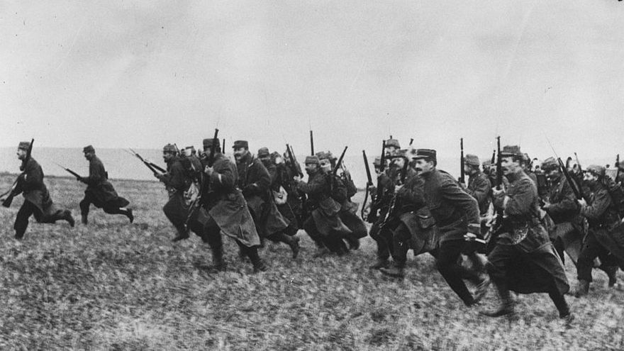 Franskt infanteri går till anfall vid Marne. I det här slaget dödades 25 000 franska soldater. Och värre skulle det bli i andra bataljer det här året.