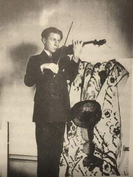 Pierre spelar fiol. Matisse och sonen tog lektioner för den belgiske violinisten Parent - som betalades med teckningar.